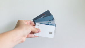 Mehrere Kreditkarten in einer Hand